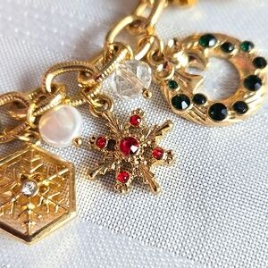 🎄GORGEOUS Christmas Charm Bracelet goldtone metal with colorful Rhinestones!🎄